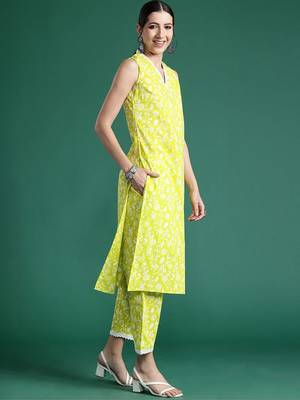 Women Floral Printed Regular Pure Cotton Kurta with Trousers 2