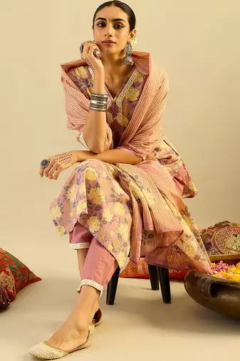 Women Floral Printed Regular Thread Work  Cotton Kurta with Trousers & With Dupatta