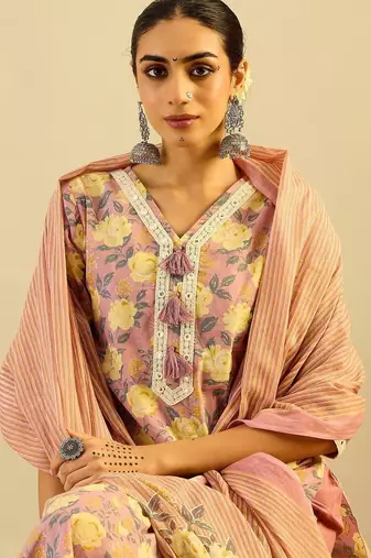 Women Floral Printed Regular Thread Work  Cotton Kurta with Trousers & With Dupatta