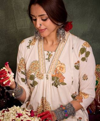 Women Floral Printed Pleated Thread Work Pure Cotton Kurta with Trousers 2