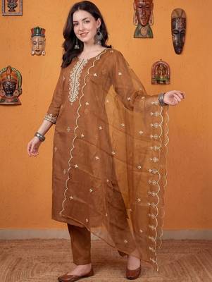 Women Ethnic Motifs Embroidered Thread Work Kurta With Trousers & Dupatta 2