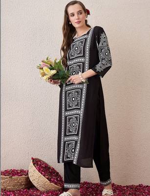 Women Floral Printed Regular Kurta with Trousers 1