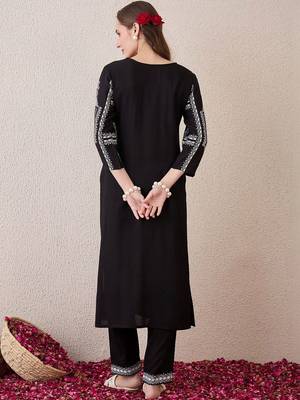 Women Floral Printed Regular Kurta with Trousers 5