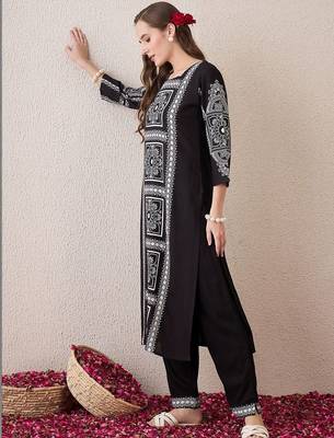 Women Floral Printed Regular Kurta with Trousers 6