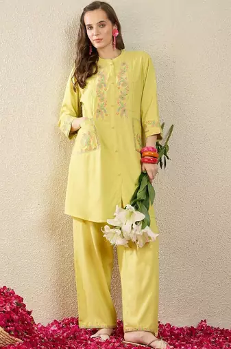 Women Floral Embroidered Regular Thread Work Kurta with Palazzos