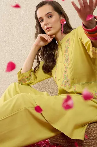 Women Floral Embroidered Regular Thread Work Kurta with Palazzos