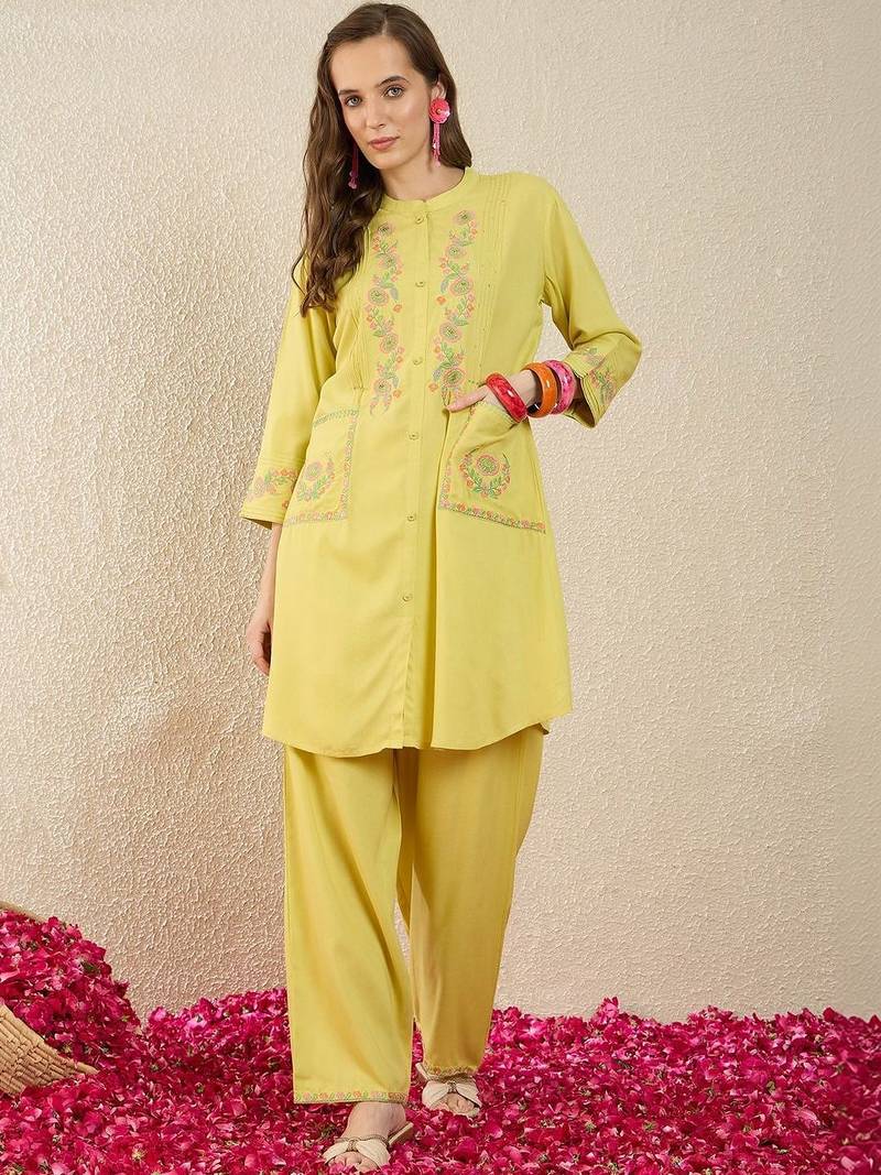 Women Floral Embroidered Regular Thread Work Kurta with Palazzos