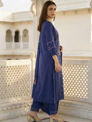 Women Floral Embroidered Regular Thread Work Kurta with Trousers & With Dupatta 3