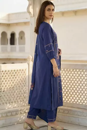 Women Floral Embroidered Regular Thread Work Kurta with Trousers & With Dupatta