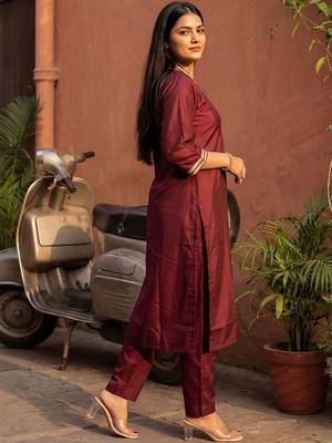 Women Regular Thread Work Kurta with Trousers 6
