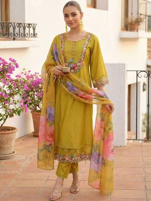 Women Floral Embroidered Regular Beads and Stones Liva Kurta with Trousers & With Dupatta 1