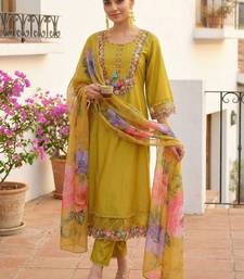 Women Floral Embroidered Regular Beads and Stones Liva Kurta with Trousers & With Dupatta