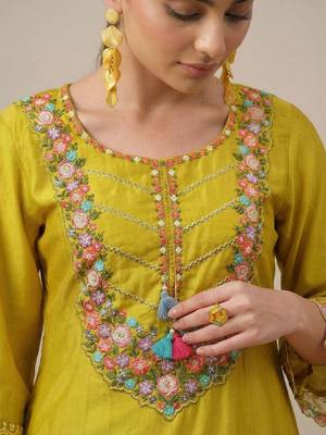 Women Floral Embroidered Regular Beads and Stones Liva Kurta with Trousers & With Dupatta 2