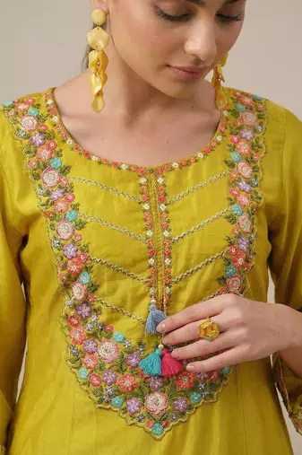 Women Floral Embroidered Regular Beads and Stones Liva Kurta with Trousers & With Dupatta