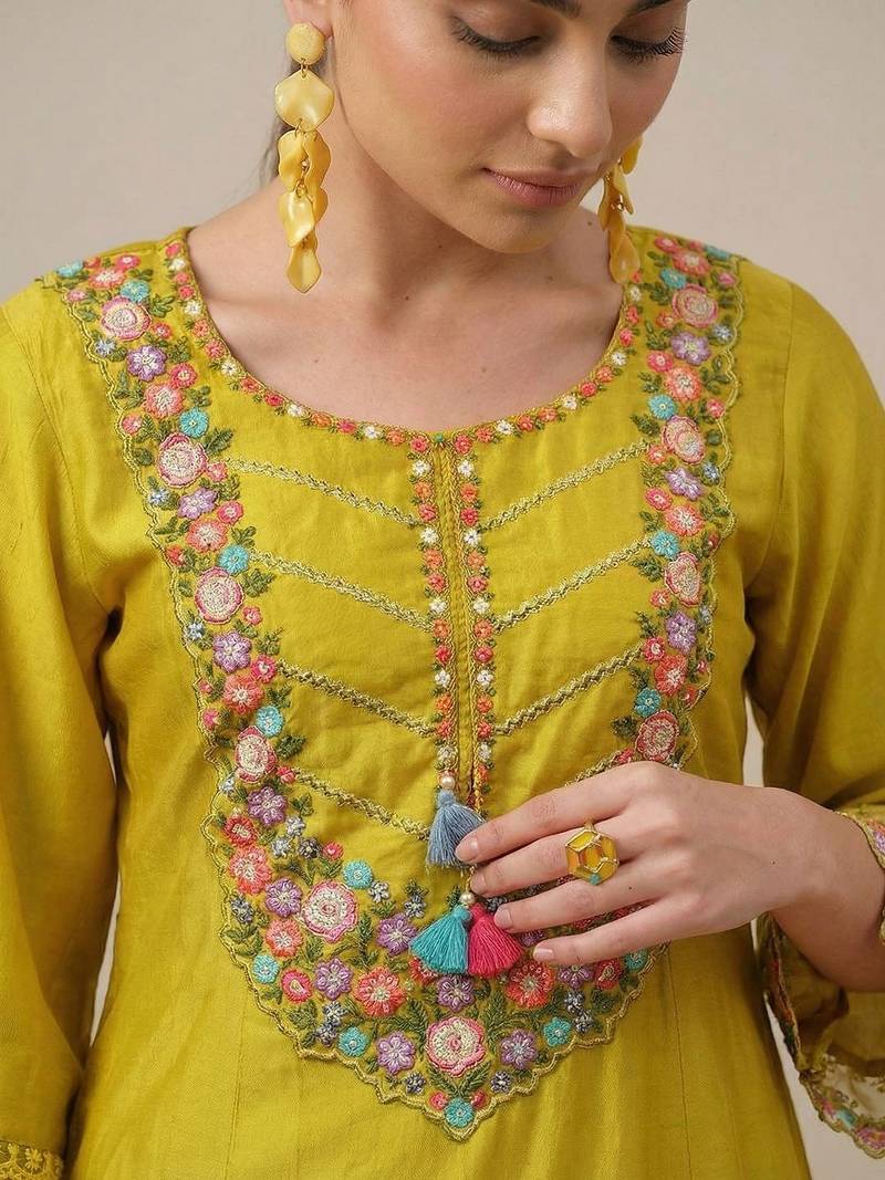 Women Floral Embroidered Regular Beads and Stones Liva Kurta with Trousers & With Dupatta