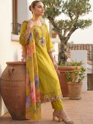 Women Floral Embroidered Regular Beads and Stones Liva Kurta with Trousers & With Dupatta 3