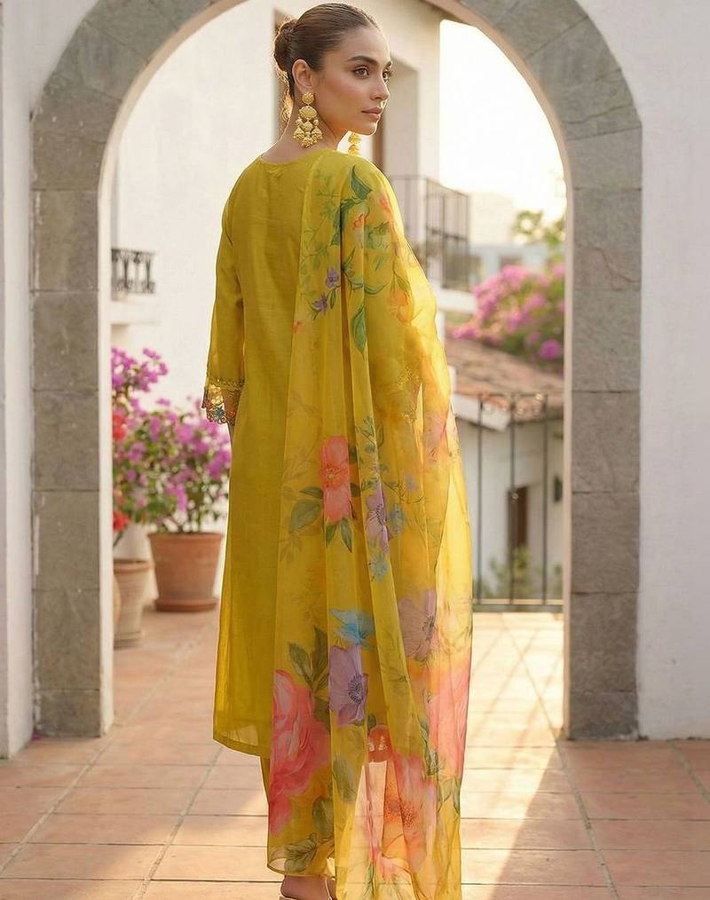 Women Floral Embroidered Regular Beads and Stones Liva Kurta with Trousers & With Dupatta