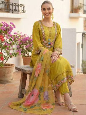 Women Floral Embroidered Regular Beads and Stones Liva Kurta with Trousers & With Dupatta 5