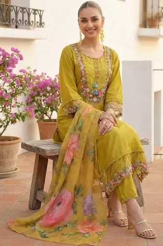 Women Floral Embroidered Regular Beads and Stones Liva Kurta with Trousers & With Dupatta
