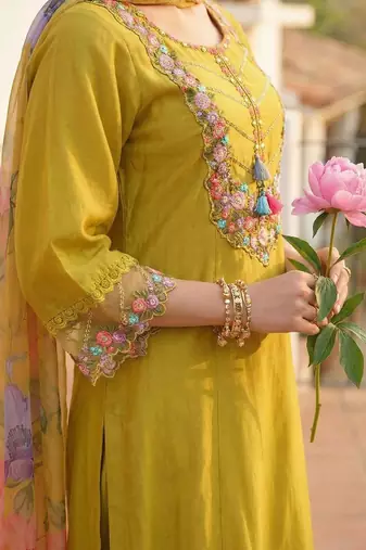 Women Floral Embroidered Regular Beads and Stones Liva Kurta with Trousers & With Dupatta