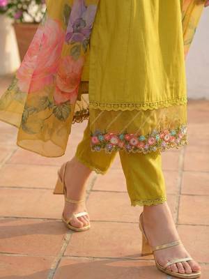 Women Floral Embroidered Regular Beads and Stones Liva Kurta with Trousers & With Dupatta 7