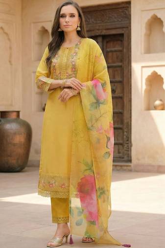 Women Floral Embroidered Regular Thread Work Kurta with Trousers & With Dupatta