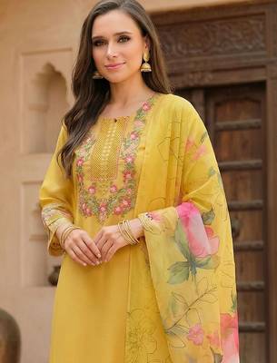 Women Floral Embroidered Regular Thread Work Kurta with Trousers & With Dupatta 2