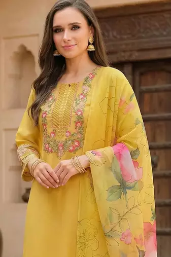 Women Floral Embroidered Regular Thread Work Kurta with Trousers & With Dupatta
