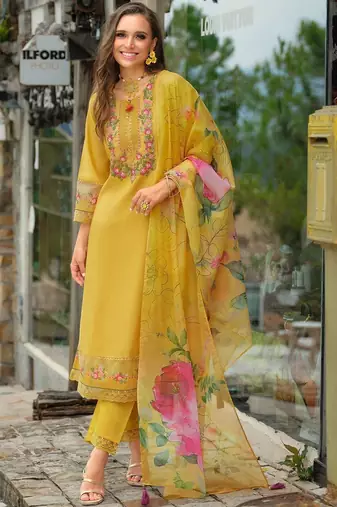 Women Floral Embroidered Regular Thread Work Kurta with Trousers & With Dupatta