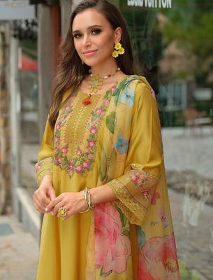 Women Floral Embroidered Regular Thread Work Kurta with Trousers & With Dupatta 7