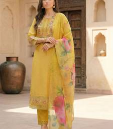 Women Floral Embroidered Regular Thread Work Kurta with Trousers & With Dupatta