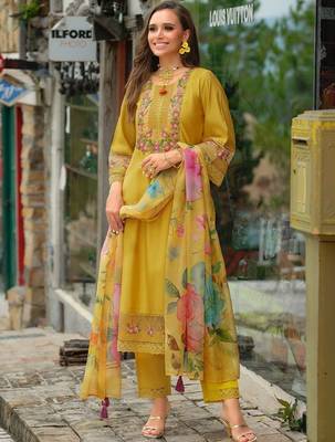 Women Floral Embroidered Regular Thread Work Kurta with Trousers & With Dupatta 3
