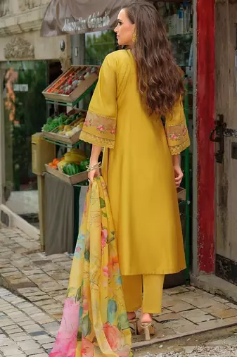Women Floral Embroidered Regular Thread Work Kurta with Trousers & With Dupatta