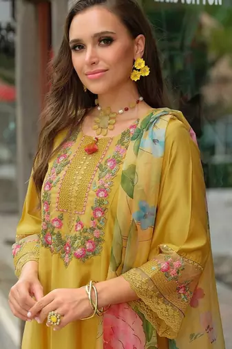 Women Floral Embroidered Regular Thread Work Kurta with Trousers & With Dupatta