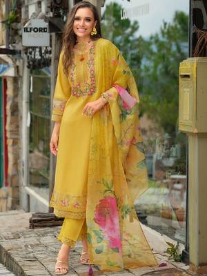 Women Floral Embroidered Regular Thread Work Kurta with Trousers & With Dupatta 6