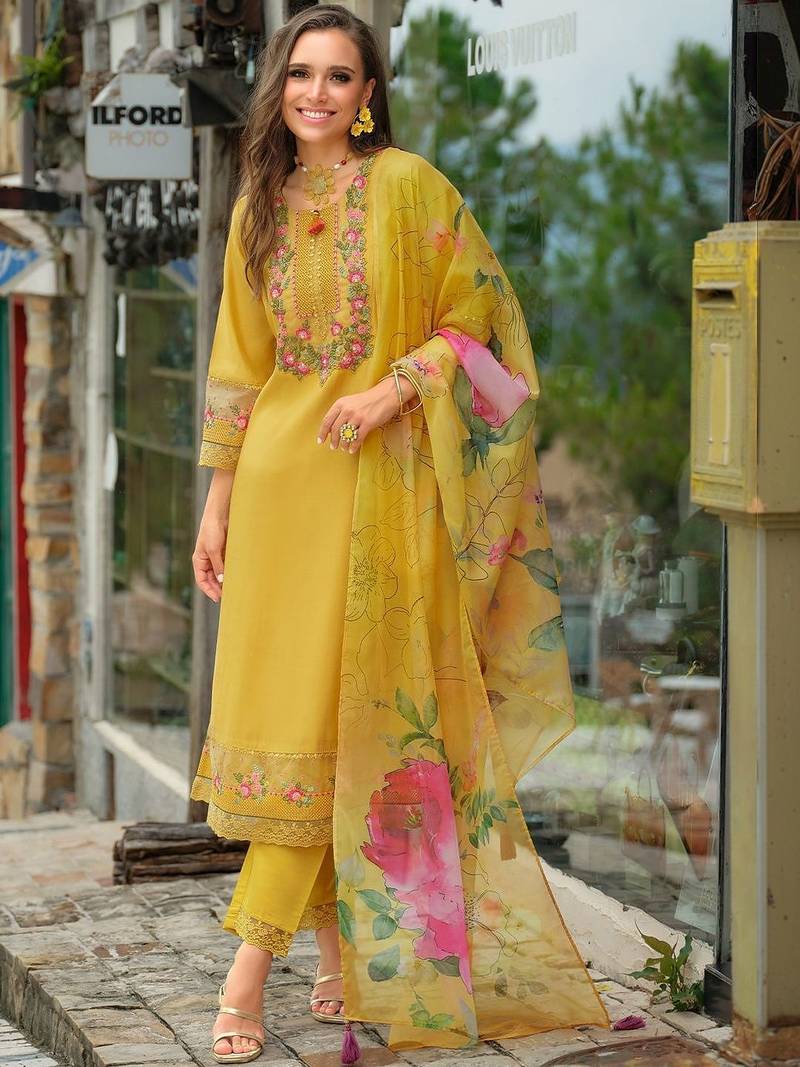 Women Floral Embroidered Regular Thread Work Kurta with Trousers & With Dupatta