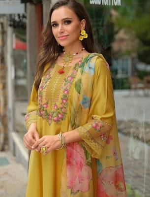 Women Floral Embroidered Regular Thread Work Kurta with Trousers & With Dupatta 7
