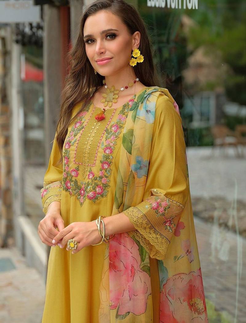 Women Floral Embroidered Regular Thread Work Kurta with Trousers & With Dupatta