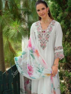 Women Floral Embroidered Regular Thread Work Kurta with Trousers & With Dupatta 4