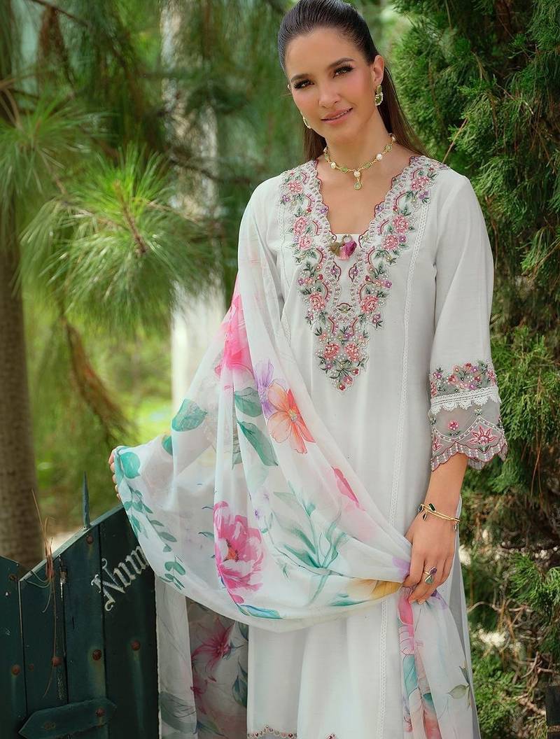 Women Floral Embroidered Regular Thread Work Kurta with Trousers & With Dupatta