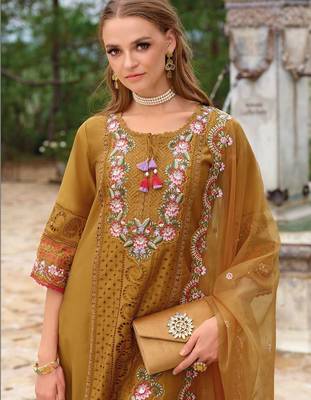 Women Floral Embroidered Regular Thread Work Kurta with Trousers & With Dupatta 4