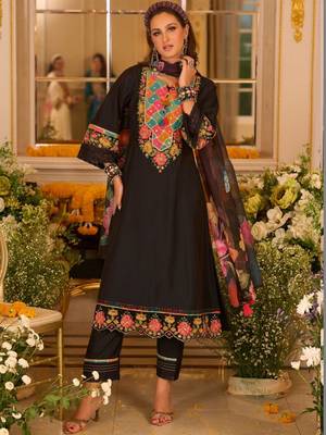 Women Floral Embroidered Regular Thread Work Kurta with Trousers & With Dupatta 1
