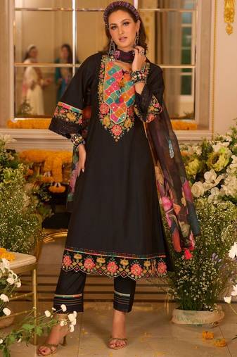 Women Floral Embroidered Regular Thread Work Kurta with Trousers & With Dupatta