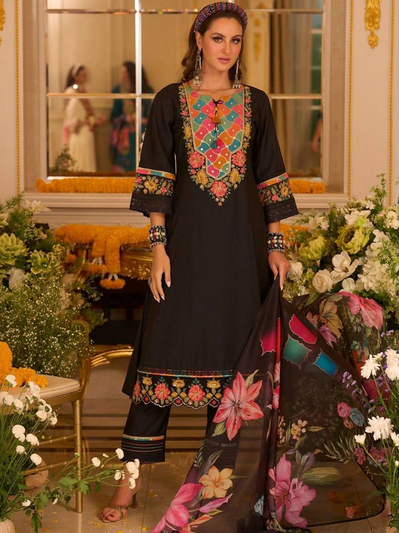 Women Floral Embroidered Regular Thread Work Kurta with Trousers & With Dupatta
