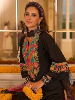 Women Floral Embroidered Regular Thread Work Kurta with Trousers & With Dupatta 4