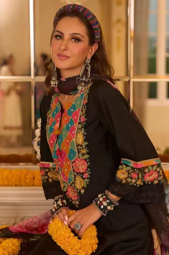 Women Floral Embroidered Regular Thread Work Kurta with Trousers & With Dupatta