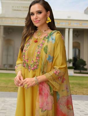 Women Floral Embroidered Regular Thread Work Kurta with Trousers & With Dupatta 2