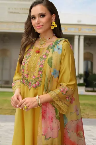 Women Floral Embroidered Regular Thread Work Kurta with Trousers & With Dupatta