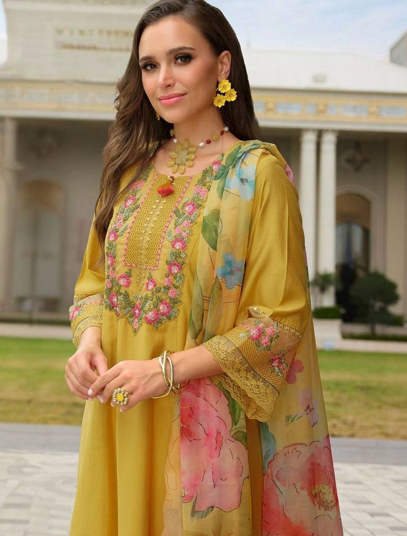 Women Floral Embroidered Regular Thread Work Kurta with Trousers & With Dupatta
