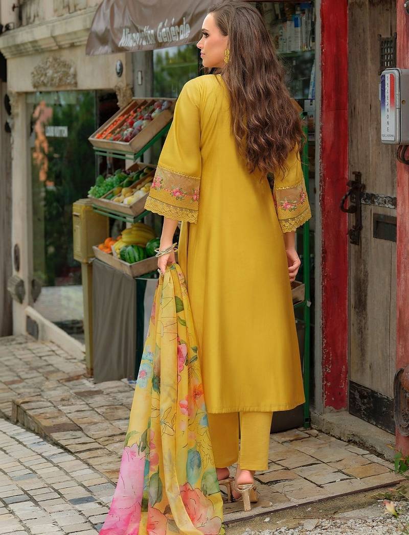 Women Floral Embroidered Regular Thread Work Kurta with Trousers & With Dupatta